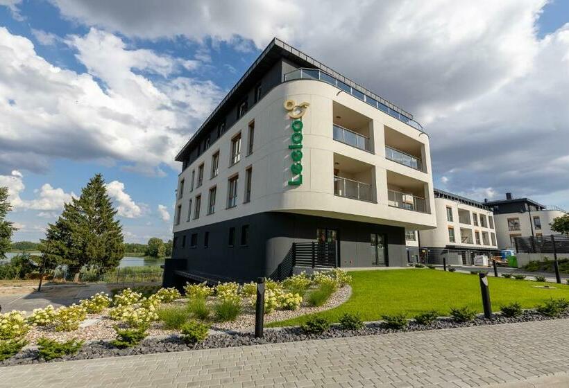 1 Bedroom Apartment Lake View, Leeloo