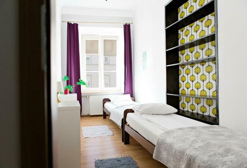 اتاق استاندارد با سرویس بهداشتی مشترک, Folk Hostel