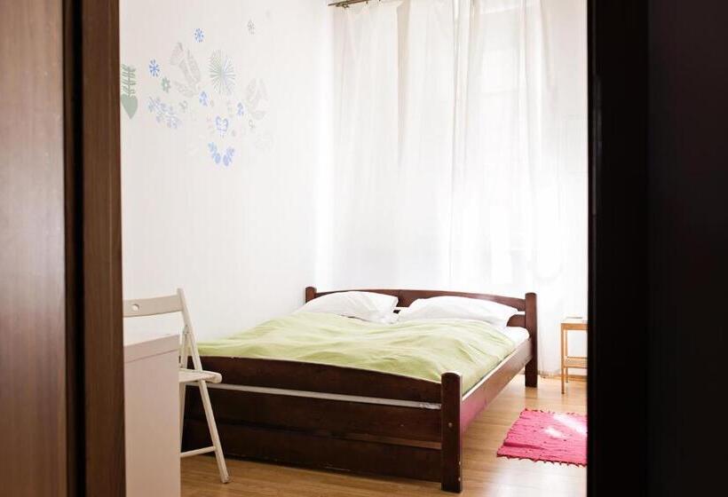 اتاق استاندارد با سرویس بهداشتی مشترک, Folk Hostel