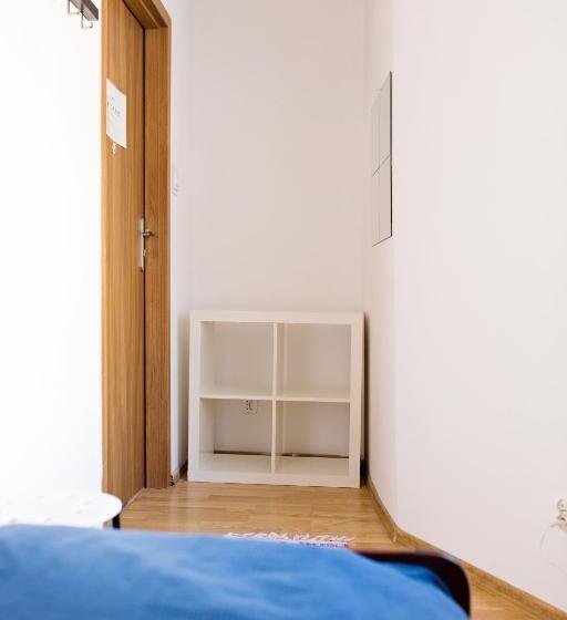 اتاق استاندارد یک تخته با سرویس بهداشتی مشترک, Folk Hostel