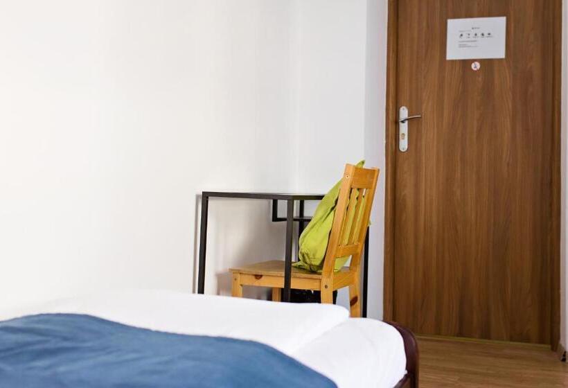 اتاق استاندارد یک تخته با سرویس بهداشتی مشترک, Folk Hostel
