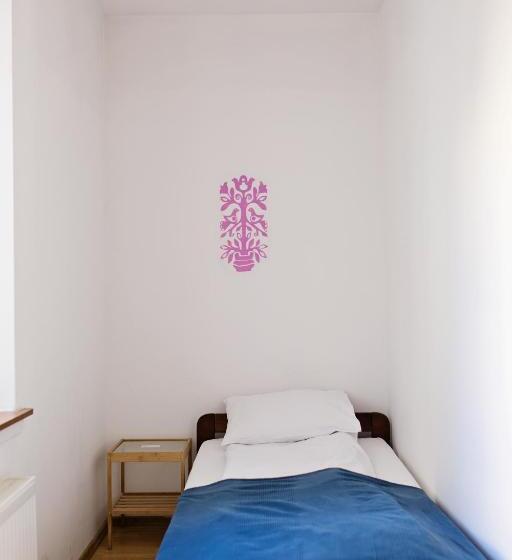 اتاق استاندارد یک تخته با سرویس بهداشتی مشترک, Folk Hostel