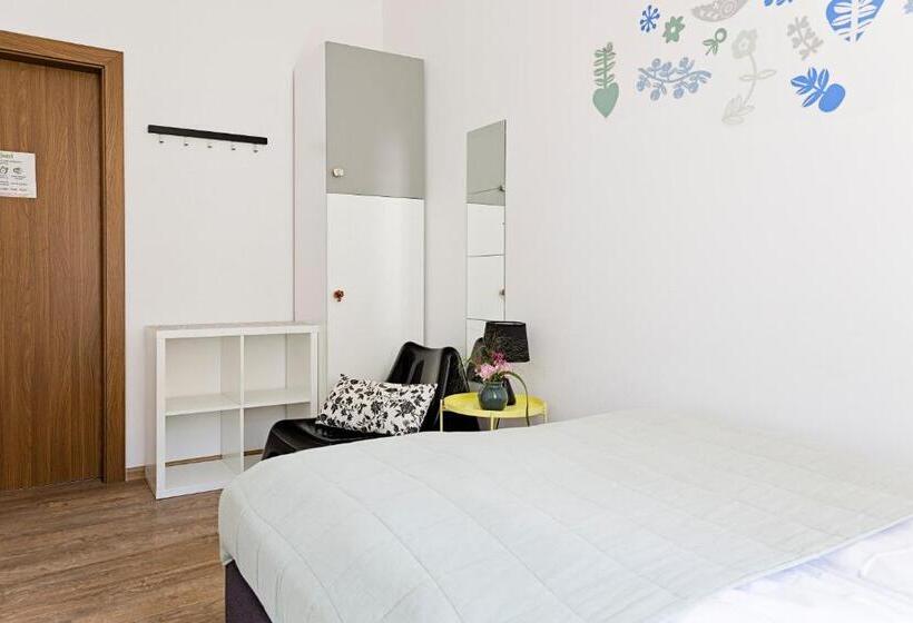 اتاق استاندارد با سرویس بهداشتی مشترک, Folk Hostel