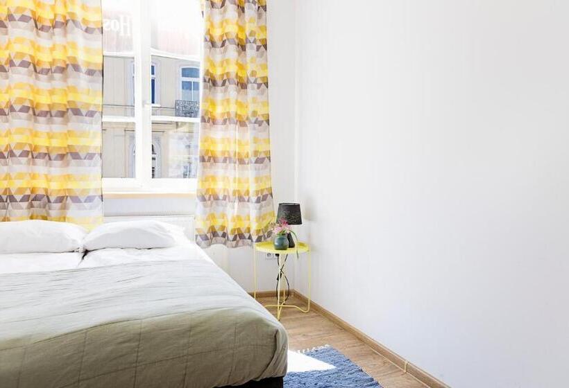 اتاق استاندارد با سرویس بهداشتی مشترک, Folk Hostel