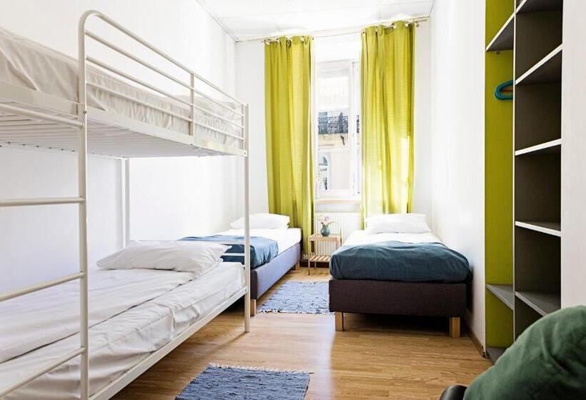 اتاق استاندارد چهارنفره با سرویس بهداشتی مشترک, Folk Hostel