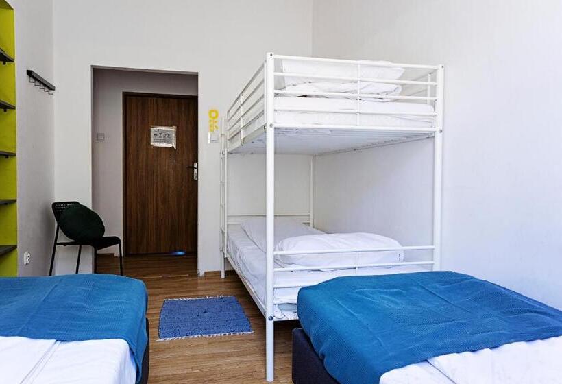 اتاق استاندارد سه تخته با سرویس بهداشتی مشترک, Folk Hostel