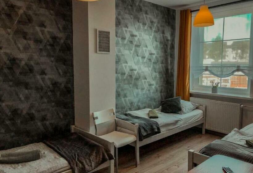 Трехместный Номер Стандарт Совместная Ванная, Hostel Przed świtem