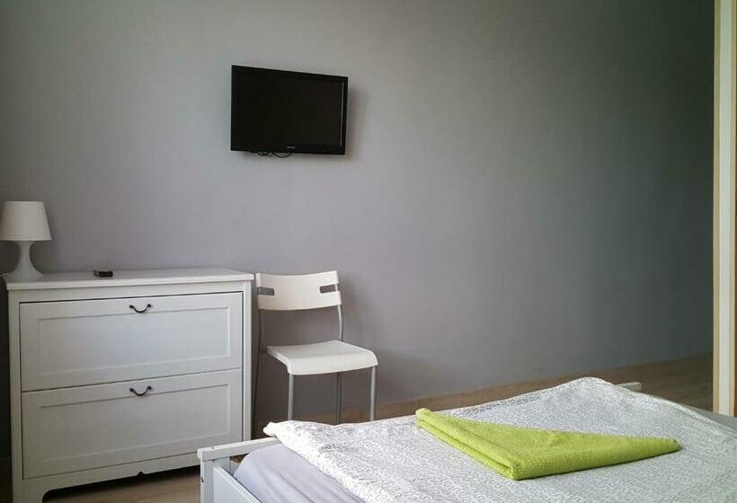Номер Стандарт, Hostel Przed świtem