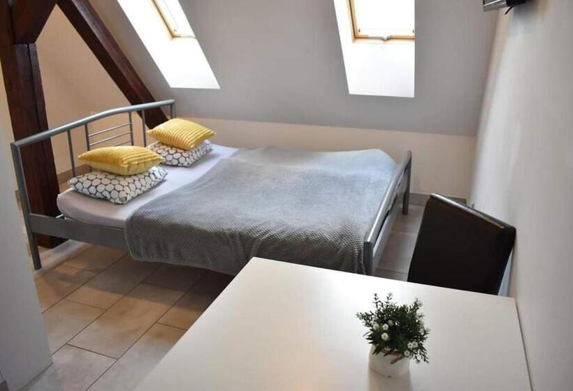 Номер Стандарт, Hostel Przed świtem