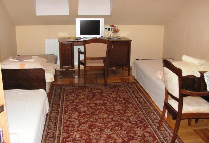 חדר סטנדרט לשלושה, Dworek Jolanta