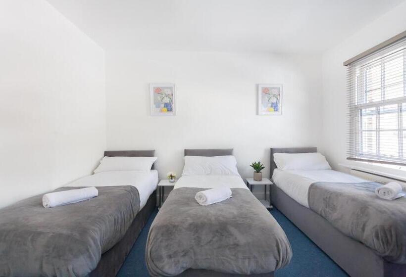 バスルーム共有のトリプルスタンダード, Studio9 Rooms   Next To Emirates Stadium   Budget Rooms With Shared Bathroom