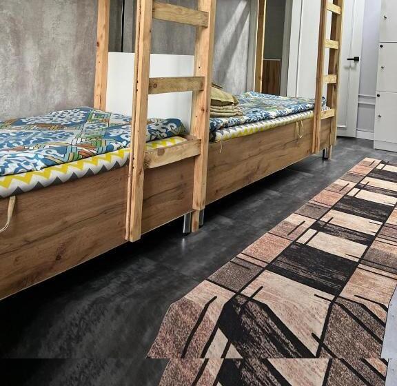 تختخواب در اتاق مشترک, Hostel Del Luna