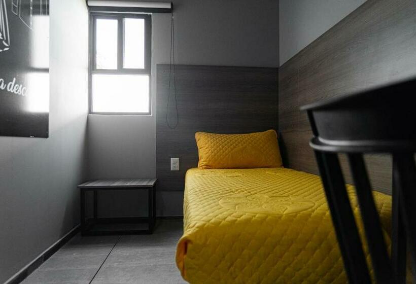 اتاق استاندارد یک تخته با سرویس بهداشتی مشترک, Check Inn Hostal Aeropuerto Gdl