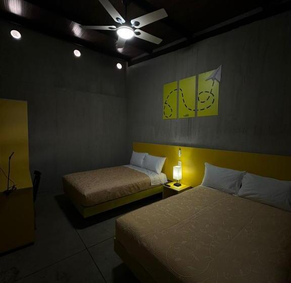اتاق چهار تخته با دستشویی مشترک, Check Inn Hostal Aeropuerto Gdl