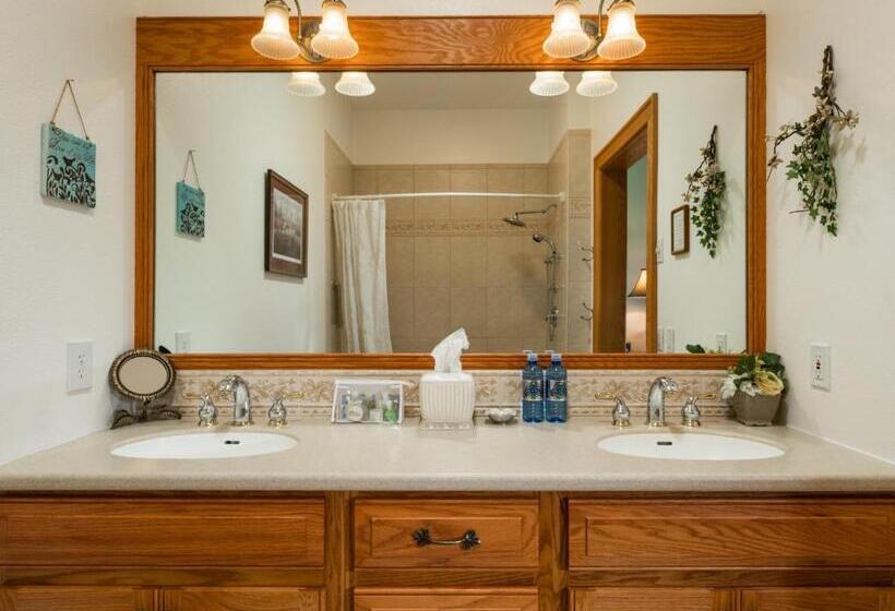 Номер Deluxe, Inn At Wawanissee Point