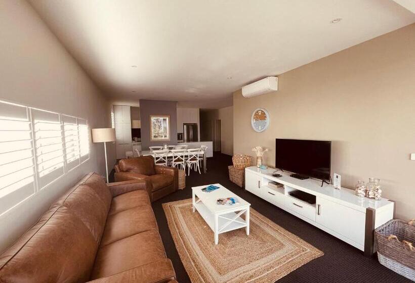 Апартаменты 3 Спальни Вид на Бассейн, Coast Resort Merimbula