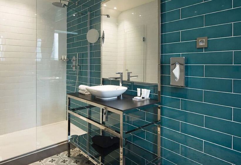 Quarto Executivo, Les Matins De Paris & Spa