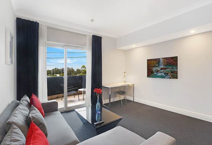 استودیوی لوکس, Sydney Airport Suites