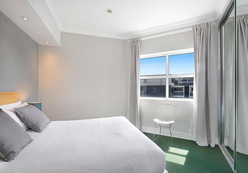 Superior studio with balcony, Sydney Airport Suites