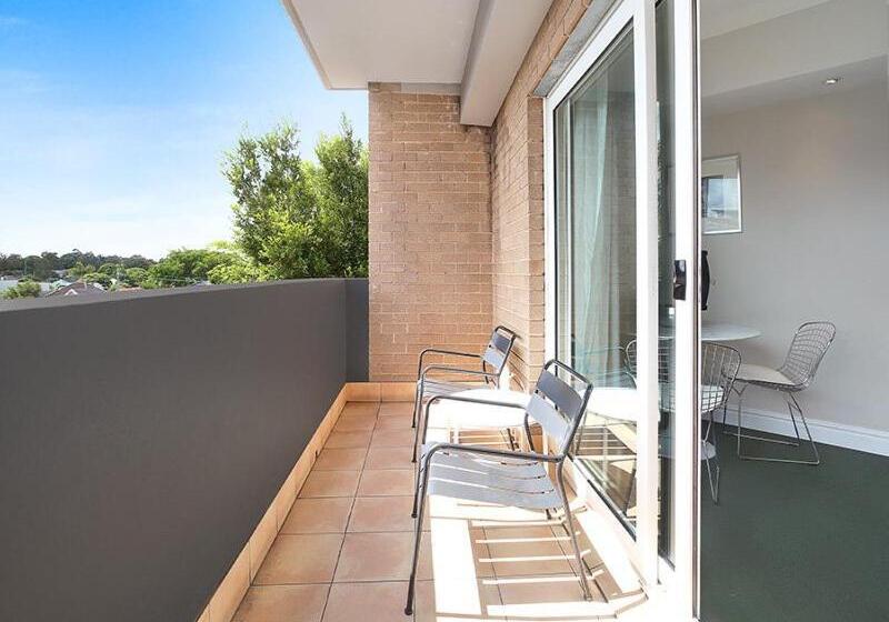 Superior studio with balcony, Sydney Airport Suites