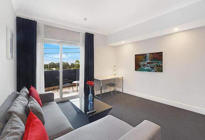 استودیوی لوکس, Sydney Airport Suites