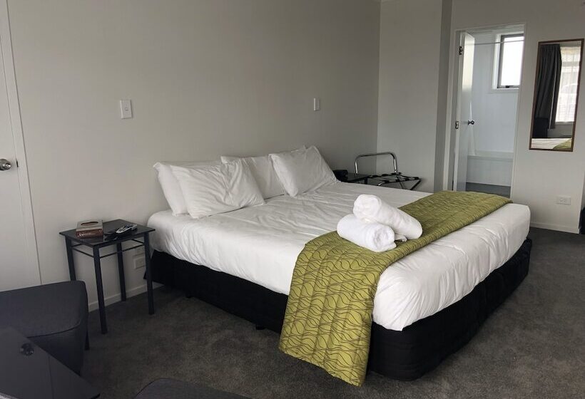 סטודיו דלוקס, Ambassador Motor Inn