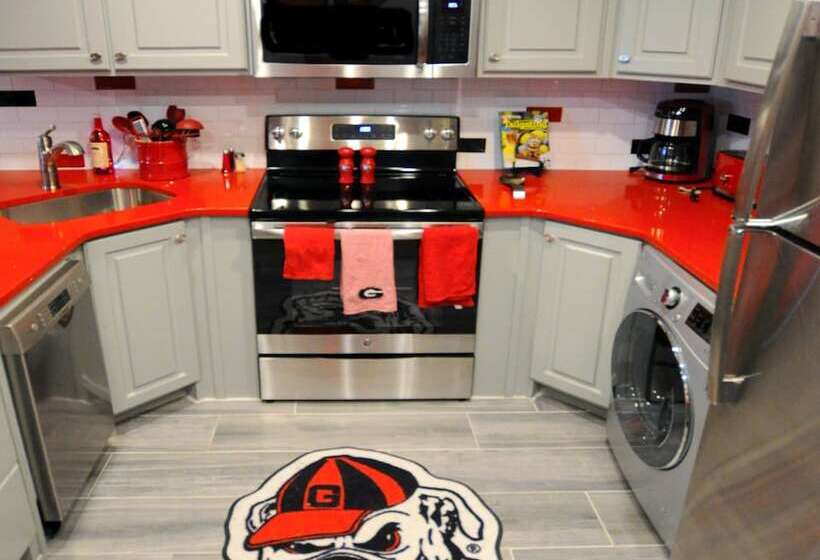 2 Szobás Suite, Georgia Gameday Center