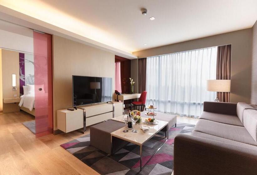 이그제큐티브 스위트 킹침대, Novotel Manila Araneta City
