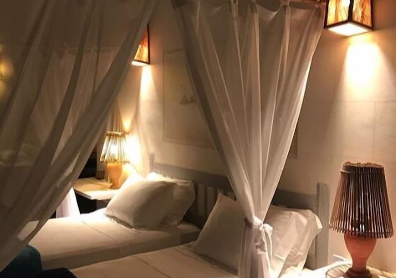سوییت لوکس, Peninsula Beach Club