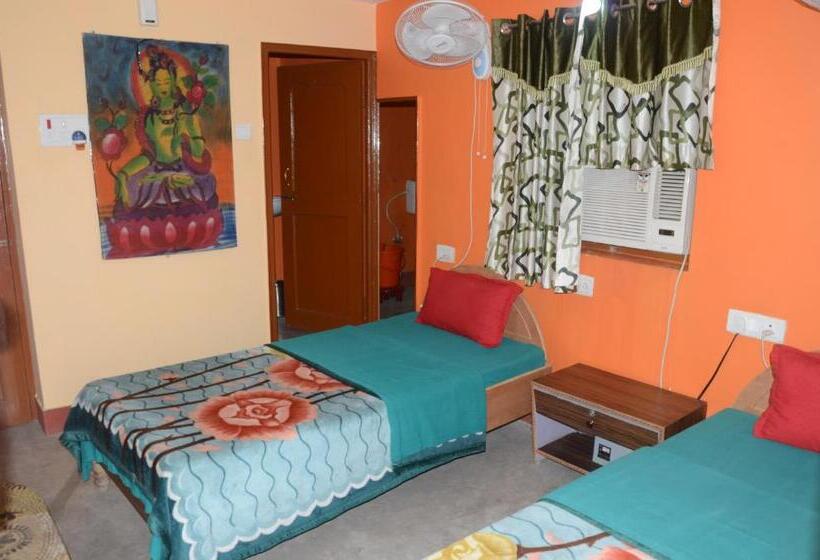 اتاق لوکس با بالکن, Kundanbazar Guest House