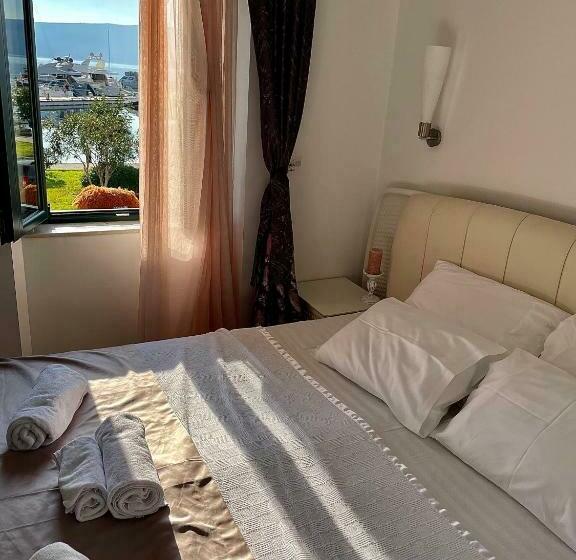 اتاق لوکس با چشم‌انداز دریا, Opera Apartments