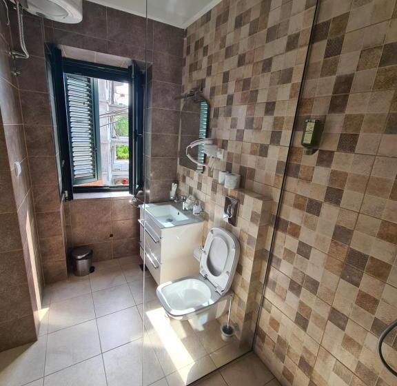 اتاق لوکس با چشم‌انداز دریا, Opera Apartments