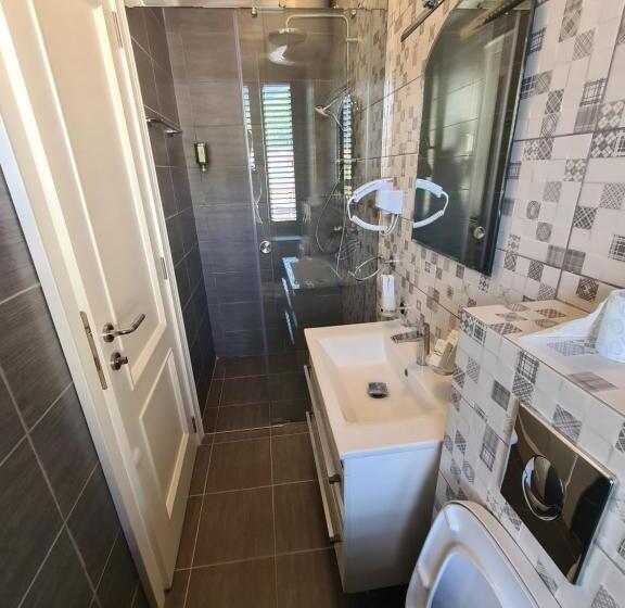 اتاق استاندارد با چشم‌انداز کوهستان, Opera Apartments