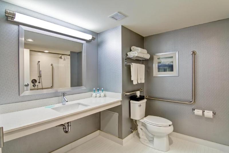 Номер Стандарт Кровать Кинг Адаптированный для Инвалидов, Holiday Inn Express & Suites Oshawa Downtown   Toronto Area, An Ihg