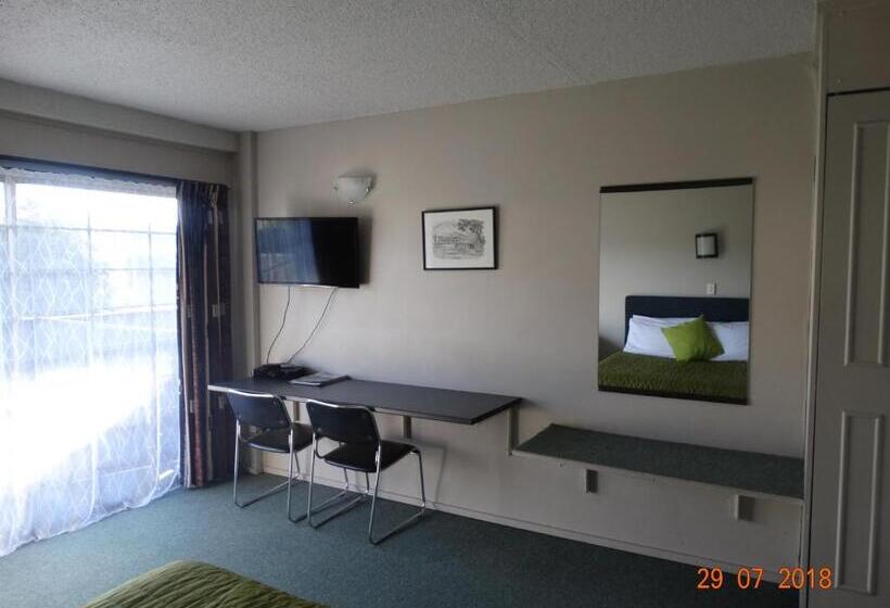Студия Стандарт, Ambassador Motel