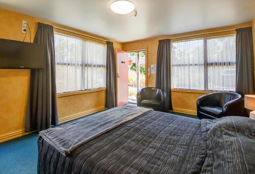 Студия Стандарт, Red Tussock Motel