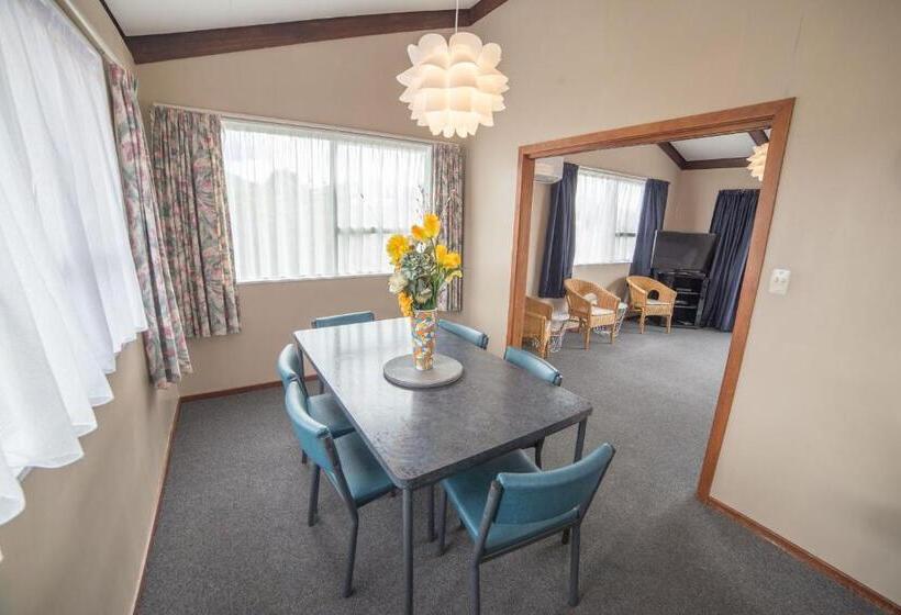 Апартаменты 3 Спальни, Red Tussock Motel