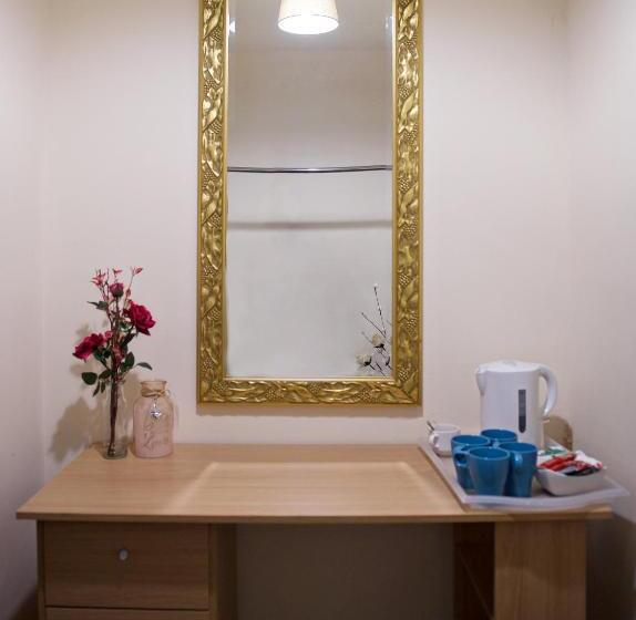 اتاق خانوادگی, Little Foxes Hotel & Gatwick Airport Parking