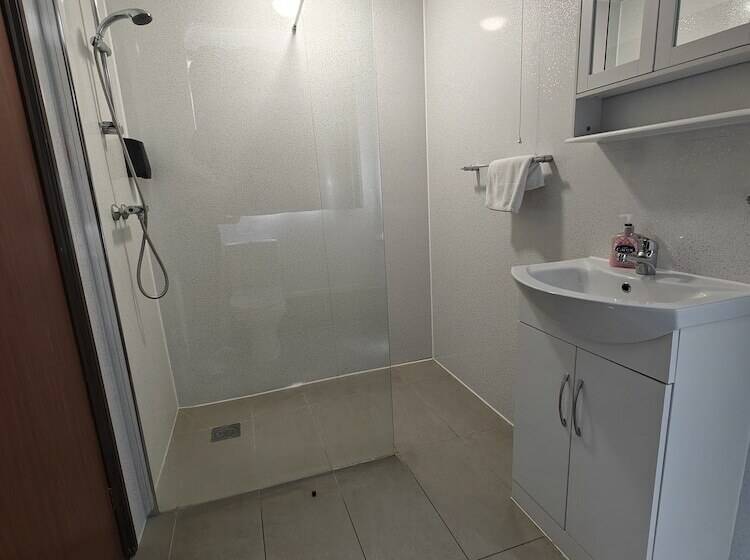 اتاق استاندارد سه نفره, Little Foxes Hotel & Gatwick Airport Parking