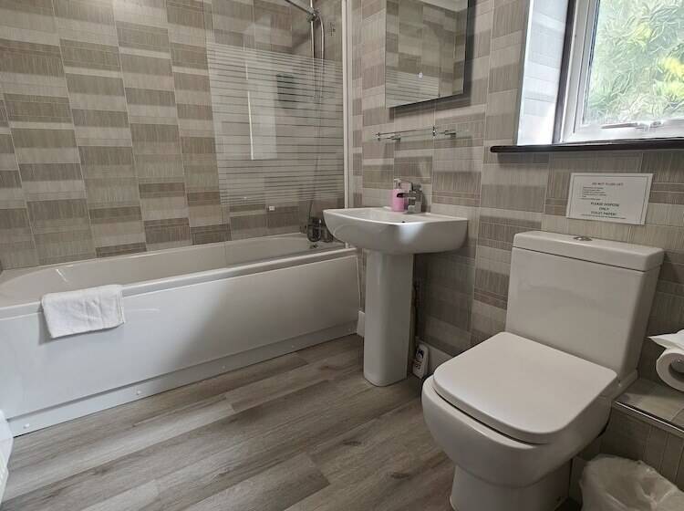 اتاق استاندارد سه نفره, Little Foxes Hotel & Gatwick Airport Parking
