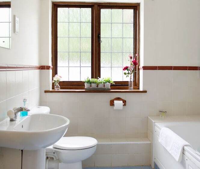اتاق استاندارد سه نفره, Little Foxes Hotel & Gatwick Airport Parking