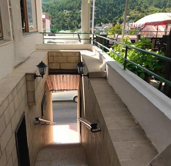 Üç Kişilik Standart Oda, Christys Palace