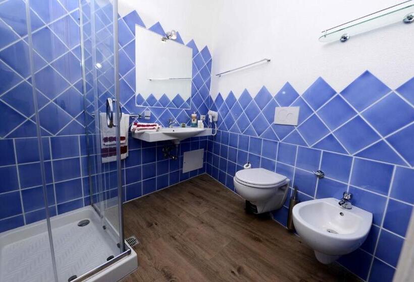 اتاق استاندارد سه نفره, Olbia City
