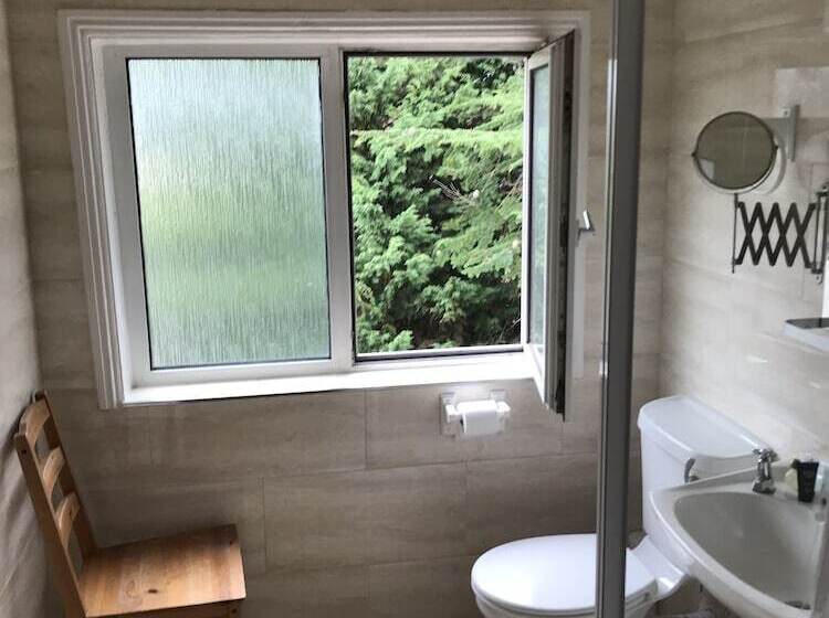 四人标准间, Gatwick Inn