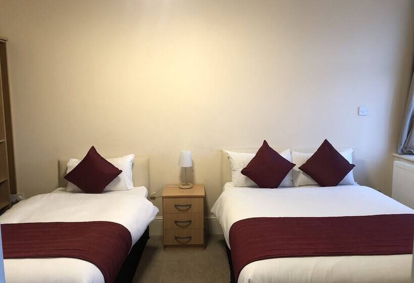 豪华三人间, Gatwick Inn