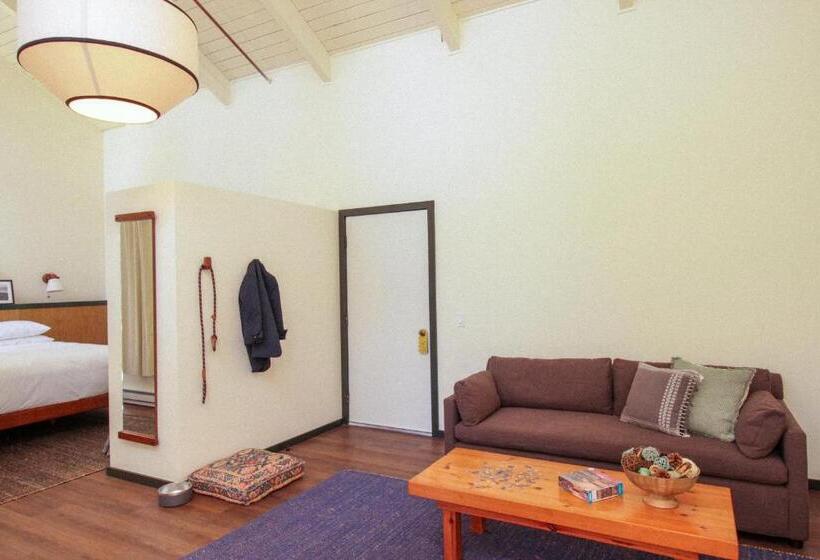 디럭스 스위트, Lodge At Marconi