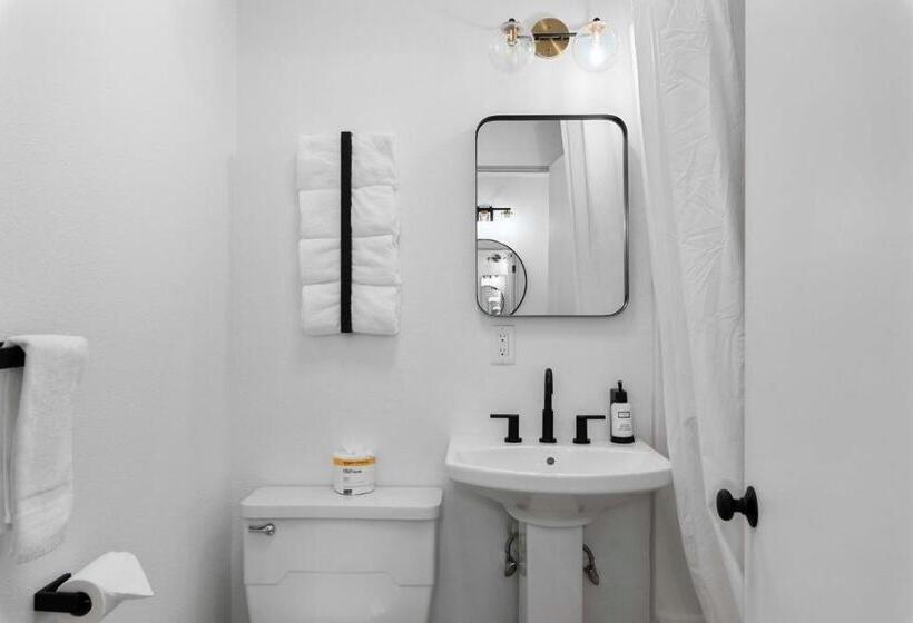חדר דחוקס עם מיטת קינג, Cashmere Inn