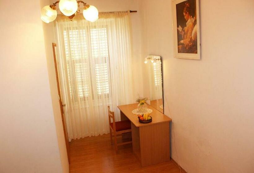 تختخواب در اتاق مشترک, Room Lazareti