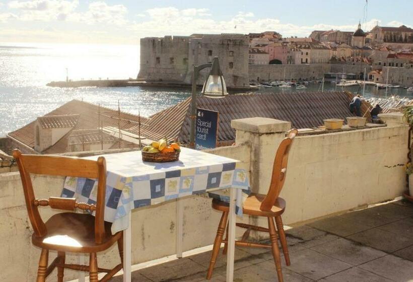 تختخواب در اتاق مشترک, Room Lazareti