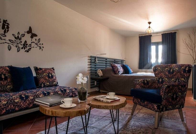 سوییت جونیور, La Maison Des Cèdres